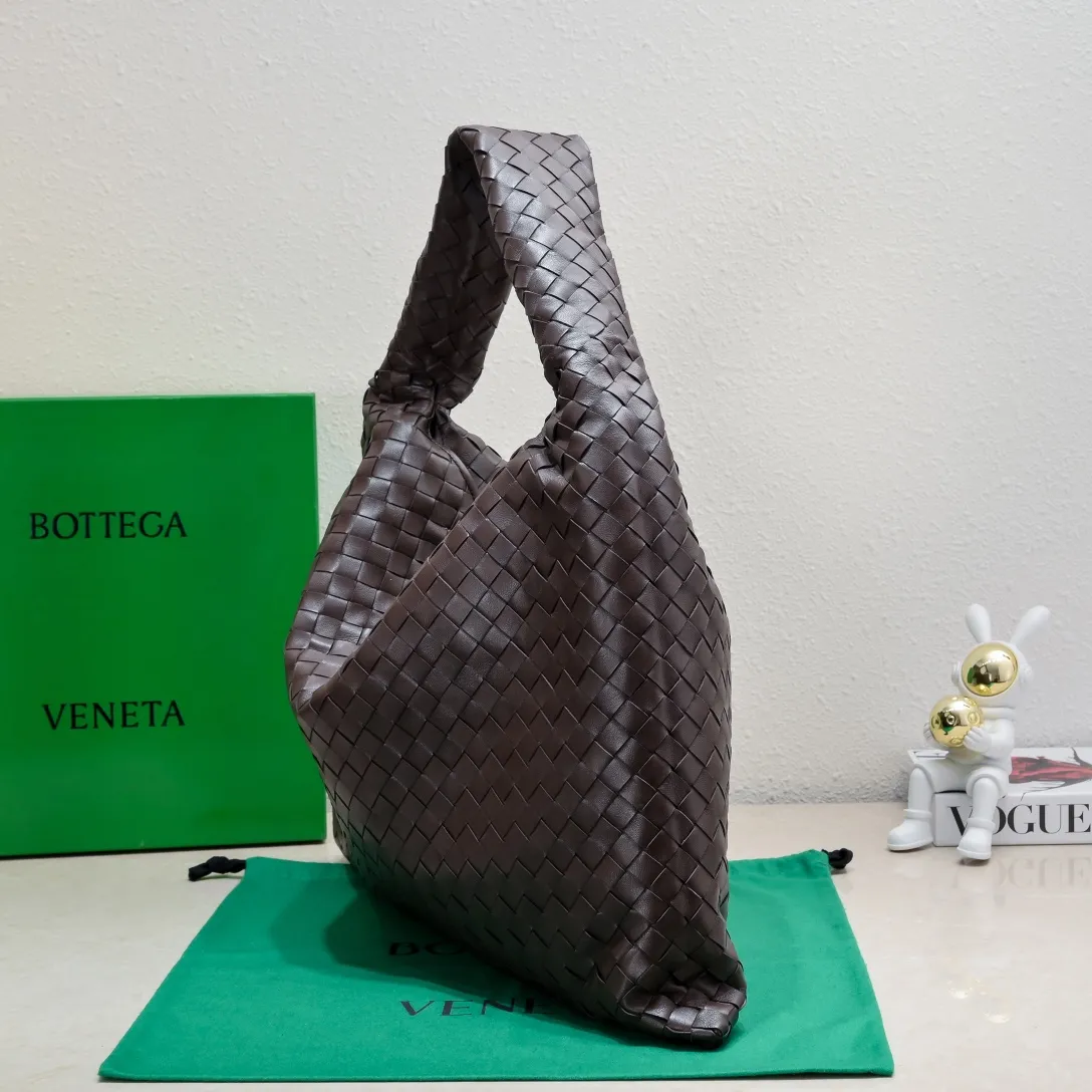 Batch 2160 #Bv New large HOP bag, the bag body and handles are made of a whole piece of woven leather. The bag body is soft and lazy. Hop symbolizes the praise of innovation and eternal craftsmanship [love]. The pyramid silhouette combines practicality and fashion. Modern and casual, the bag mouth is double-sided closed design, more convenient and safe! The cowhide texture also makes the bag more wear-resistant and durable. A must-have for fashionable ladies who like minimalism yet comfortable and casual! Size: 54x24x13, Model: 3970#